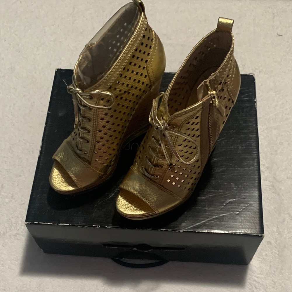 Boutique 9 Go Getter Gold Women's Heels